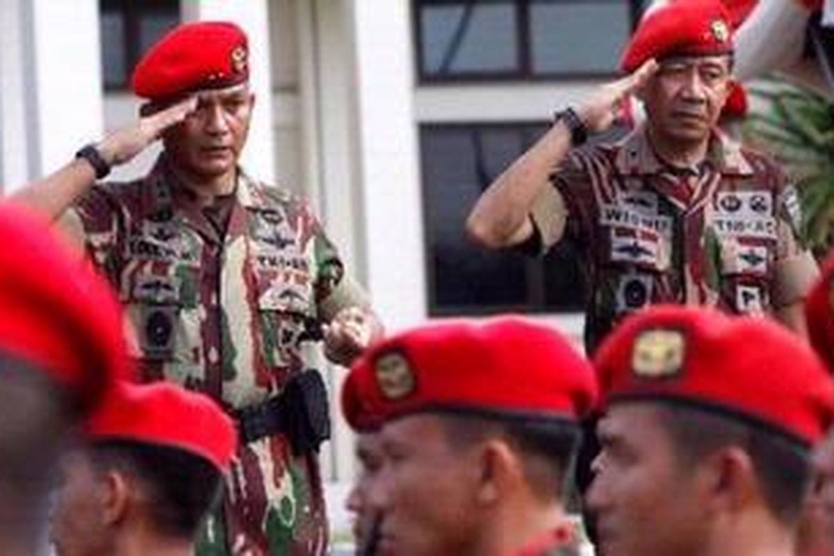 Danjen Kopassus, Mayjen TNI Lodewijk F Paulus (kiri) dan Wadanjen Kopassus,  Brigjen TNI Wisnu Bawa Tenaya menyambut defile pasukan saat HUT ke-58 Kopassus di Lapangan Mako Kopassus, Jakarta, Jumat (16/4/2010). KOMPAS IMAGES/KRISTIANTO PURNOMO