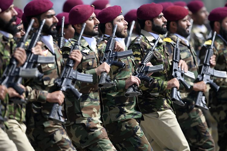 Pasukan SSG berbaris selama parade militer, menandai Hari Nasional Pakistan di Islamabad (25/032021).