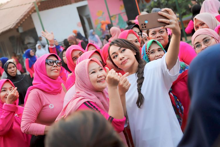 Wakil Ketua Dewan Perwakilan Rakyat Daerah (DPRD) Daerah Khusus Ibu Kota (DKI) Jakarta dan Ketua Dewan Pimpinan Pusat (DPP) Partai Amanat Nasional (PAN),  Zita Anjani mengajak ibu-ibu di sekitar Jatinegara mengikuti kegiatan olahraga bersama, Jumat (2/8/2024).