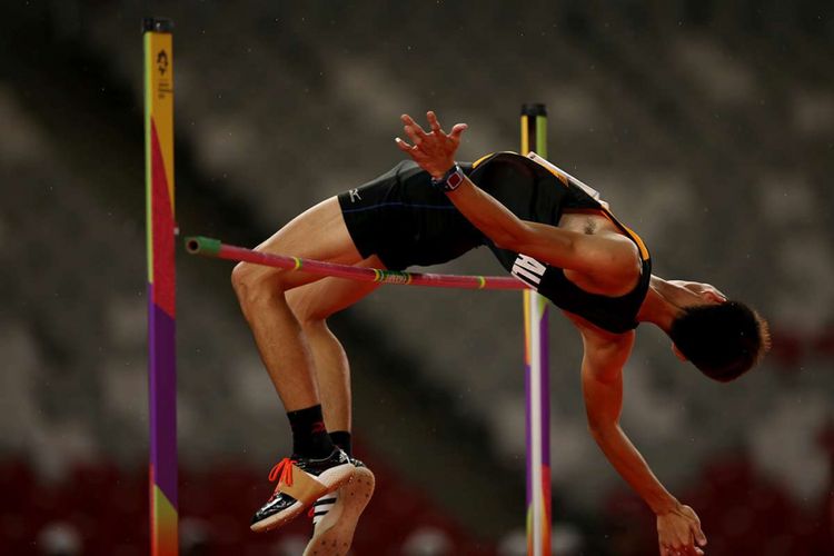 Atlet lompat tinggi Malaysia Lee Hup Wei melakukan lompatan saat final 18th Asian Games Invitation Tournament di Stadion Utama Gelora Bung Karno, Senayan, Minggu (11/2/2018). Ia meraih medali emas dengan total tinggi lompatan 2.19 meter.