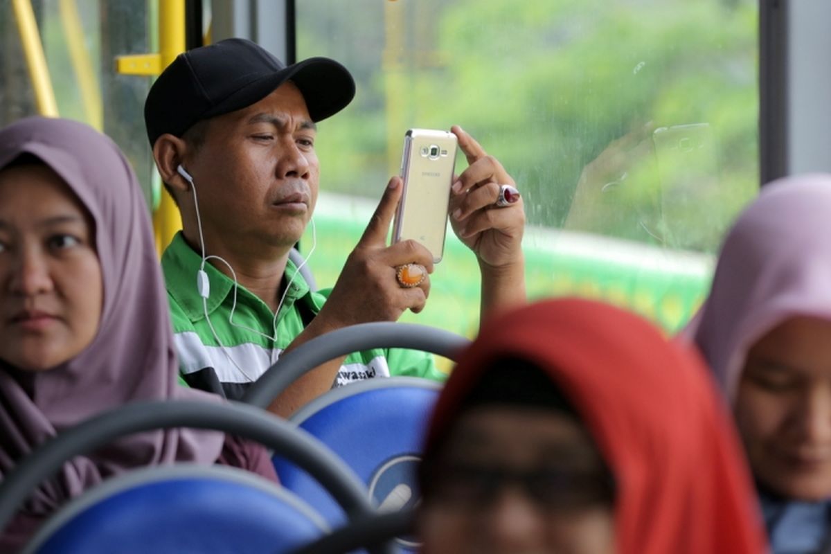 Suasana di dalam bus transjakarta koridor 13 Ciledug - Tendean, Jakarta Selatan, Senin (14/8/2017). Layanan transjakarta koridor 13 mulai beroperasi hari ini, meskipun beberapa halte di koridor tersebut masih belum bisa difungsikan. 