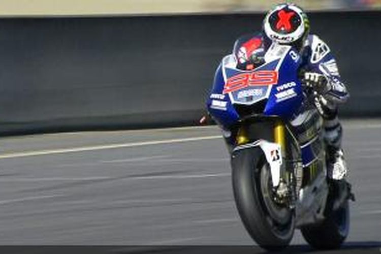Pebalap Yamaha Factory Racing asal Spanyol, Jorge Lorenzo memacu motornya di Sirkuit Twin Ring Motegi, pada GP Jepang, Minggu (27/10/2013).