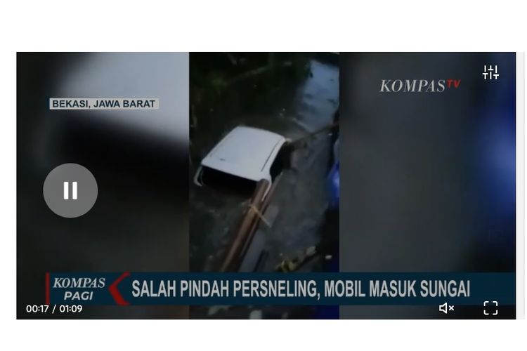 Mobil terperosok dan terbawa arus sungai di Perumahan Bekasi Timur Regency V, Sumur Batu, Kecamatan Bantar Gebang, Kota Bekasi, Rabu (26/10/2021).