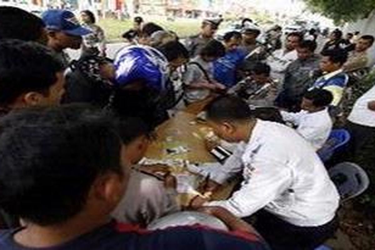 RAZIA - SIM yang kena tilang harus diurus. Jika pemilik tak mengurusnya, tapi malah mencoba bikin baru, pasti akan ketahuan oleh kepolisian berkat sistem online.