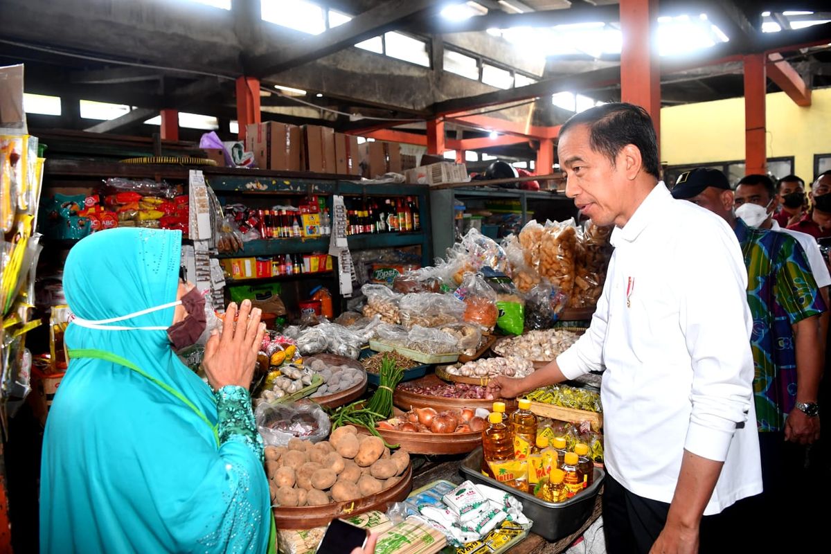 Presiden Joko Widodo meninjau Pasar Sentul di Daerah Istimewa Yogyakarta, Minggu (8/1/2023).