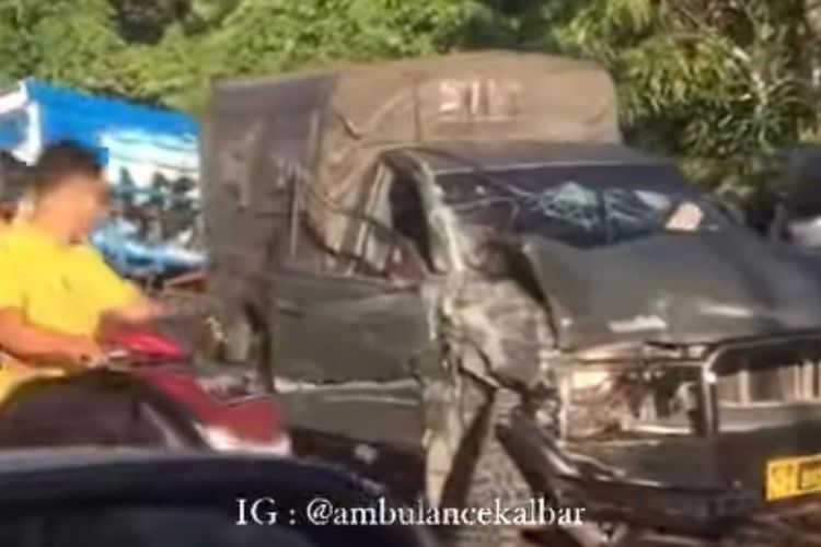 Insiden kecelakaan lalu lintas beruntun melibatkan mobil dinas TNI, truk dan sepeda motor terjadi di Jalan Raya Lirang, Kelurahan Sedau, Kecamatan Singkawang Selatan, Kota Singkawang, Kalimantan Barat (Kalbar) Minggu (18/6/2023) pukul 17.20 WIB.
