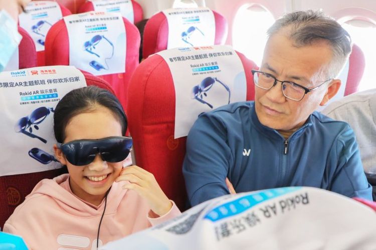 Ilustrasi penumpang Hainan Airlines memakai kacamata pintar alias AR dari Rokid.