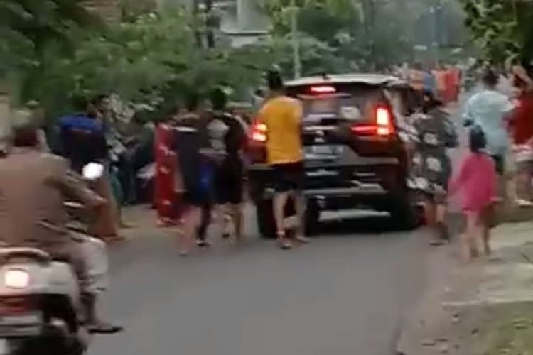 Tangkapan layar salah satu potongan video aksi penumpang mobil Xpander sebarkan uang di jalan di Dusun Watudakon, Desa Watudakon, Kecamatan Kesamben, Kabupaten Jombang, Jawa Timur.
