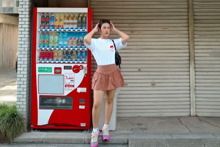 Raisa Andriana selalu tampil chic dengan rok dan mini dress. Simak 10 gaya casual-nya yang bisa jadi inspirasi outfit sehari-hari yang stylish.