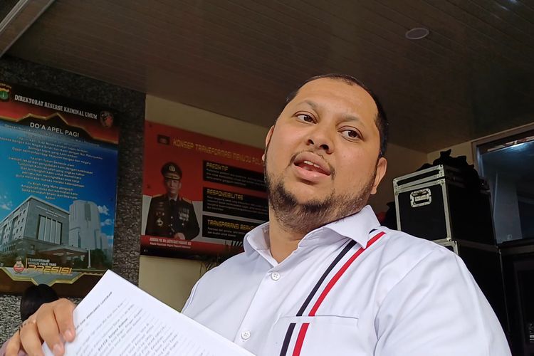 Ahmad Ramzy selaku kuasa hukum Inara Rusli saat ditemui di Polda Metro Jaya, Jakarta Selatan, Senin (20/5/2024).