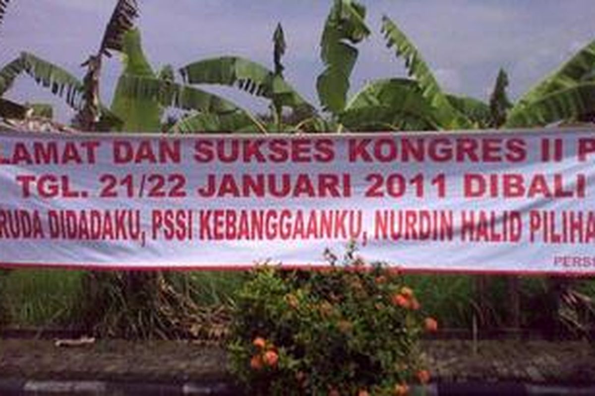 Sebuah spanduk bertuliskan dukungan untuk Ketua Umum PSSI Nurdin Halid muncul di arena kongres kedua PSSI di Tabanan, Bali, Sabtu (22/01/2011).