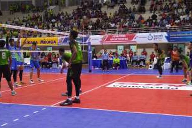 Para pemain Jakarta Elektrik PLN (kanan) bersiap menerima servis dari pemain Jakarta Pertamania Energi pada laga lanjutan Proliga 2016 di GOR Ken Arok, Malang, Minggu (21/2/2016).