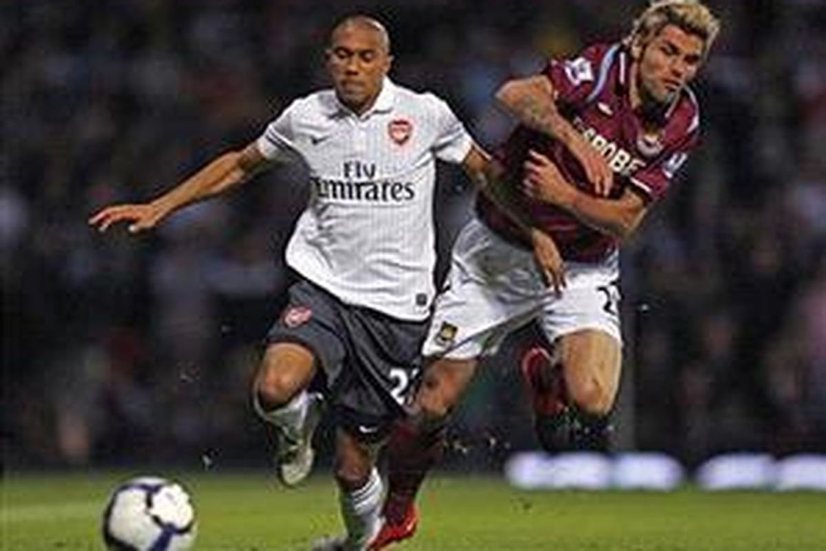 Bek Arsenal, Gael Clichy (kiri).