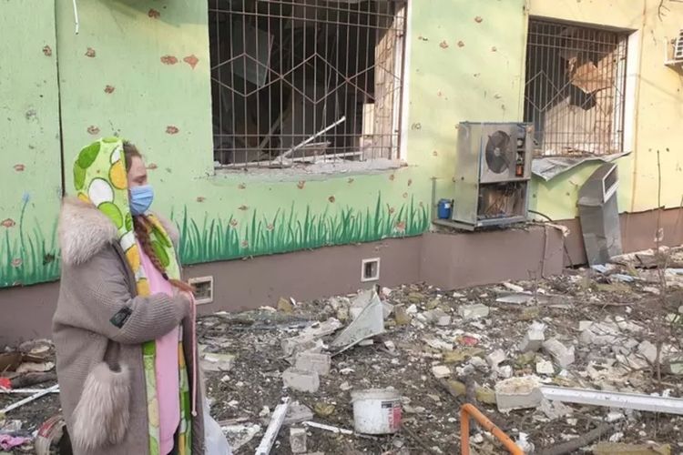 Seorang perempuan hamil di luar rumah sakit yang hancur di Mariupol

