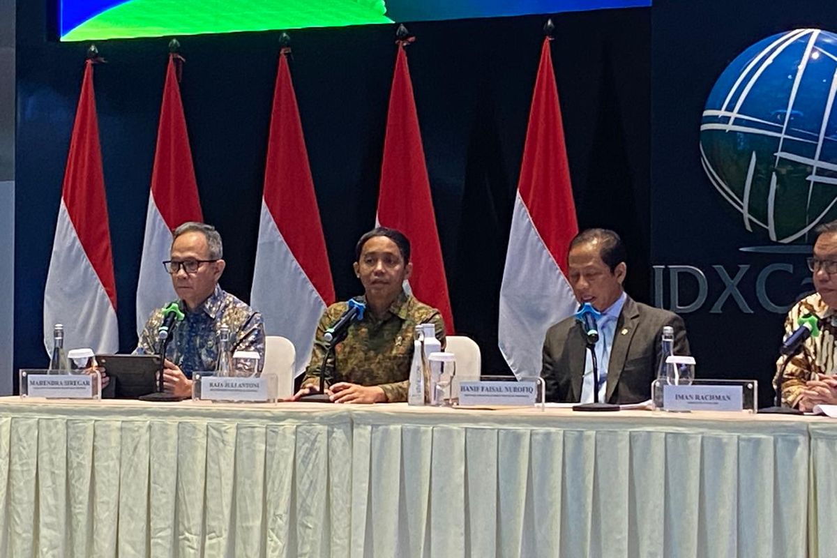 Menteri Kehutanan Raja Juli Antoni memberikan pernyataan dalam konferensi pers peluncuran perdagangan karbon internasional di BEI, Senin (20/1/2025). 