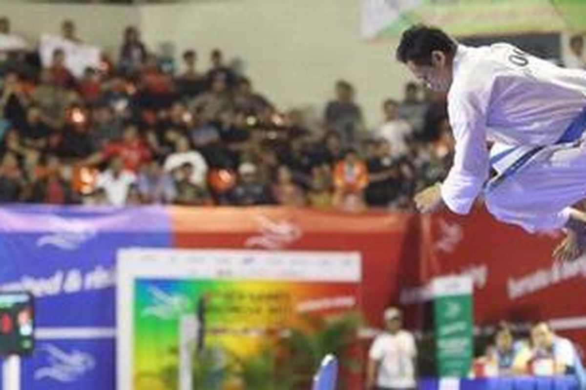 Karateka Indonesia, Faisal Zainuddin, berlaga di nomor kata perorangan cabang karate SEA Games XXVI/2011 di Tennis Indoor Senayan, Jakarta, Sabtu (12/11). Faisal Zainuddin meraih medali emas di nomor ini.
