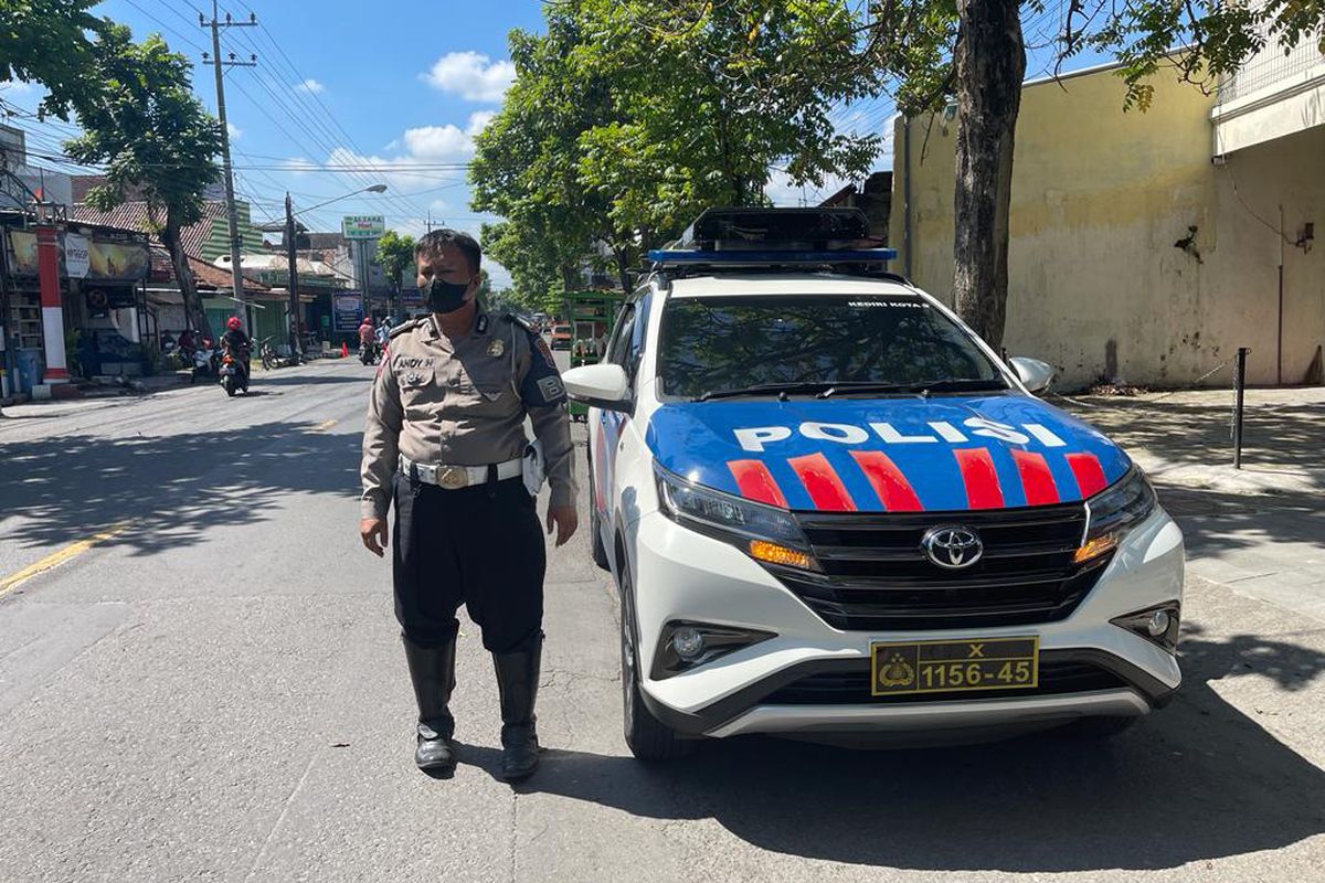Petugas Polres Kediri Kota, Jawa Timur, berpose di samping mobil INCAR yang mulai beroperasi pada 1 Juni 2022.