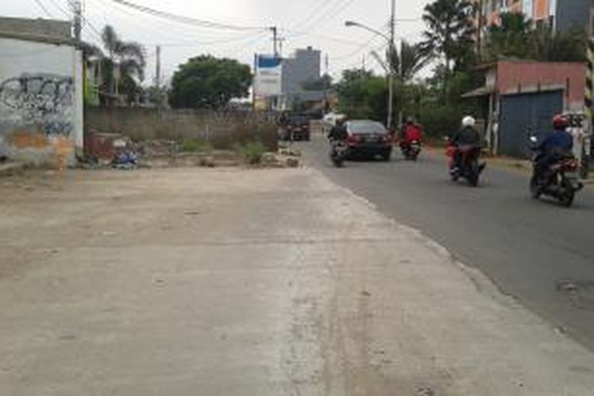 Proyek pelebaran Jalan Joglo Raya, Kembangan, Jakarta Barat, yang masih belum diselesaikan, Jumat (25/7/2014).