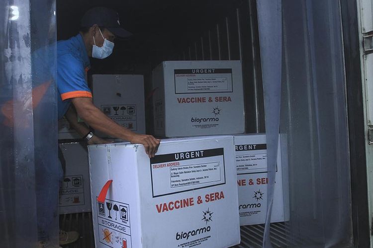 Sebanyak 30.000 vaksin Covid-19 produksi Sinovac yang dikirim dari gudang Bio Farma Bandung, tiba di tempat penyimpanan vaksin milik Dinas Kesehatan Provinsi Sumatera Selatan, di Jalan Mayor Salim Batubara, Kecamatan Kemuning Palembang, Senin (4/1/2021). Untuk tahap awal dari 58.000 vaksin yang diajukan, 30.000 vaksin yang diterima itu akan dibagikan ke tujuh kabupaten/kota di Sumatera Selatan.