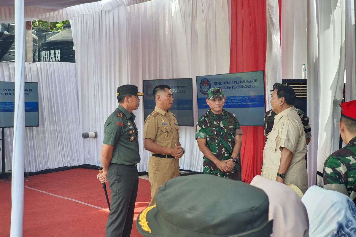 Menteri Pertahanan Prabowo Subianto saat berbincang Bupati Gunungkidul Sunaryanta, Rektor Unhan Letjen TNI Jonni Mahroza, Dekan Fakultas Logistik Militer Unhan Laksma TNI Agus Adrianto, Kepala Biro Perencanaan, Kerja Sama, dan Humas Unhan Marsma TNI E. Soni Astaryadi, saat kunjungan kerja di Kalurahan. Banyusoco, Kapanewon Playen, Gunungkidul. Senin (3/6/2024)