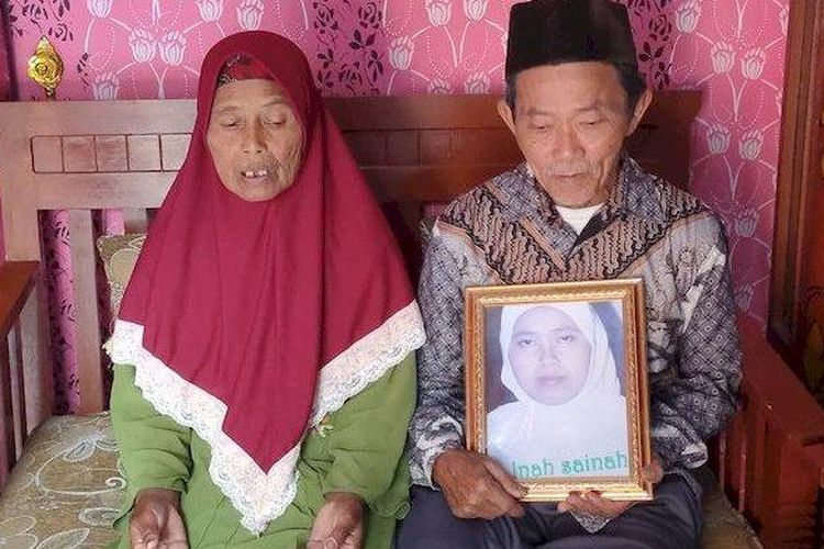 Orangtua Sainah, TKW asal Majalengka menunjukkan foto anaknya yang hilang kontak selama 18 tahun bekerja di Arab Saudi.