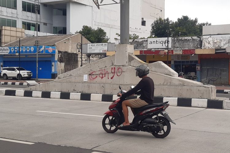Aksi vandalisme yang terdapat di tembok bangunan Flyover Purwosari, Solo, Jawa Tengah.