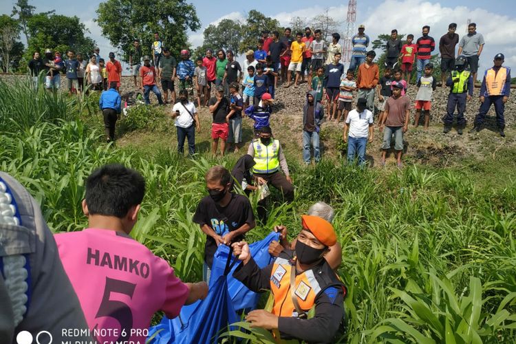Evakuasi jenazah seorang pengendara motor yang tewas setelah tertabrak kereta api di Dusun Pucung, Desa Jambean Kecamatan Kras, Kabupaten Kediri, Jawa Timur, Senin (20/8/2020).