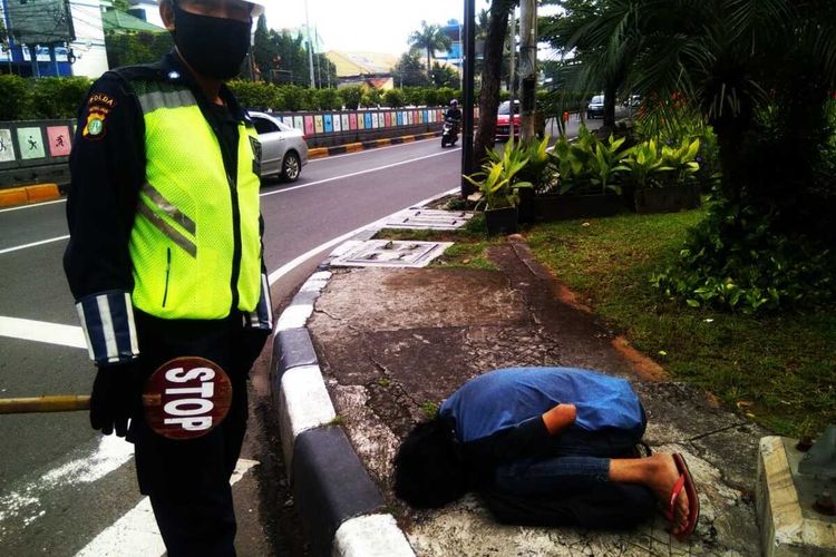 Mulyadi tersungkur lemas di depan Gandaria City, Kebayoran Lama, Jakarta Selatan, Senin (11/5/2020)