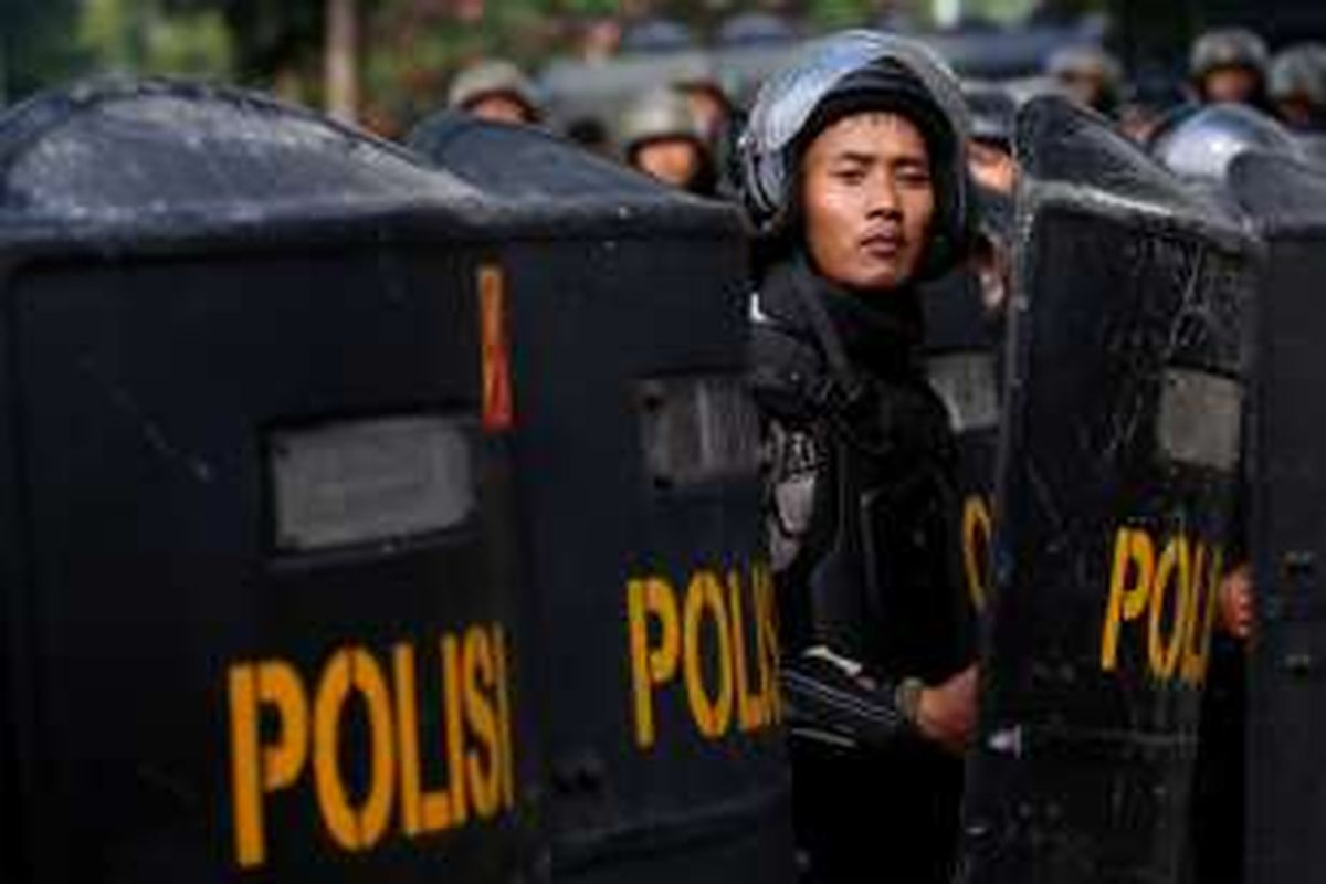 Polisi berjaga di sekitar istana negara, Jakarta, Jumat, (4/11/2016). Pengunjuk rasa menuntut proses hukum terhadap bakal calon gubernur DKI Jakarta Nomor Urut 2 Basuki Tjahaja Purnama yang dianggap telah menistakan agama.