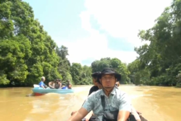 Perjalanan menuju rumah-rumah warga di pinggir Sungai Tapung, melewati jalur sungai yang arus deras, di Desa Petapahan Kecamatan Tapung, Kabupaten Kampar, Provinsi Riau, Jumat (15/12/2023).