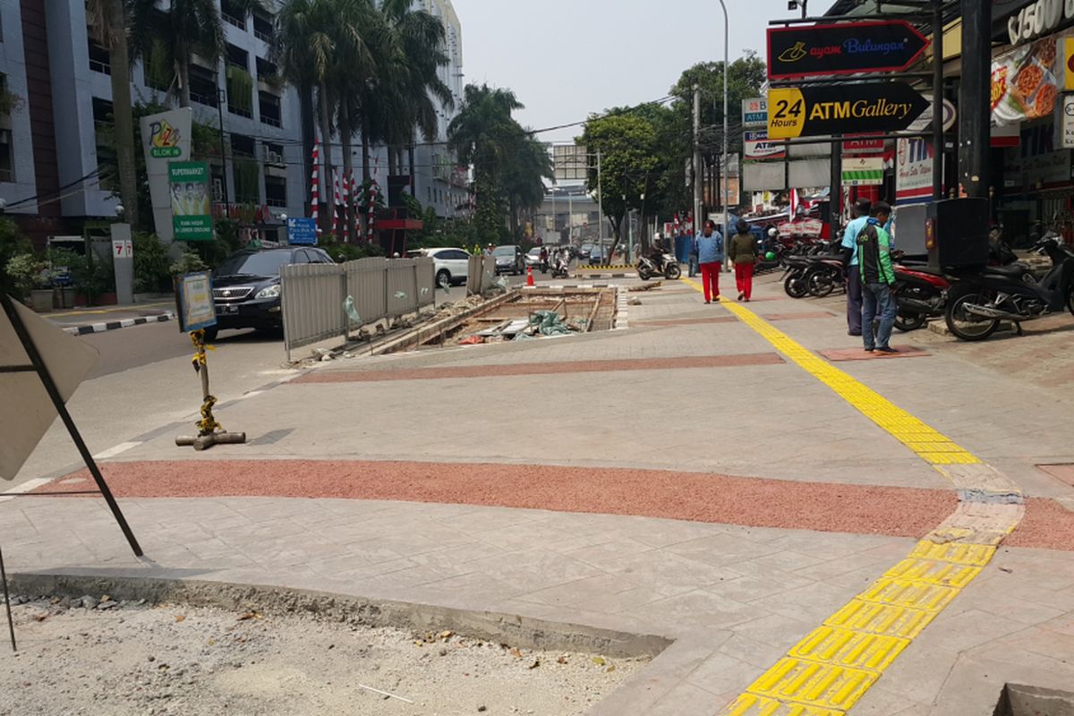 Pembangunan trotoar di Jalan Mahakam, Kebayoran Baru, Jakarta Selatan, Selasa (15/8/2017).