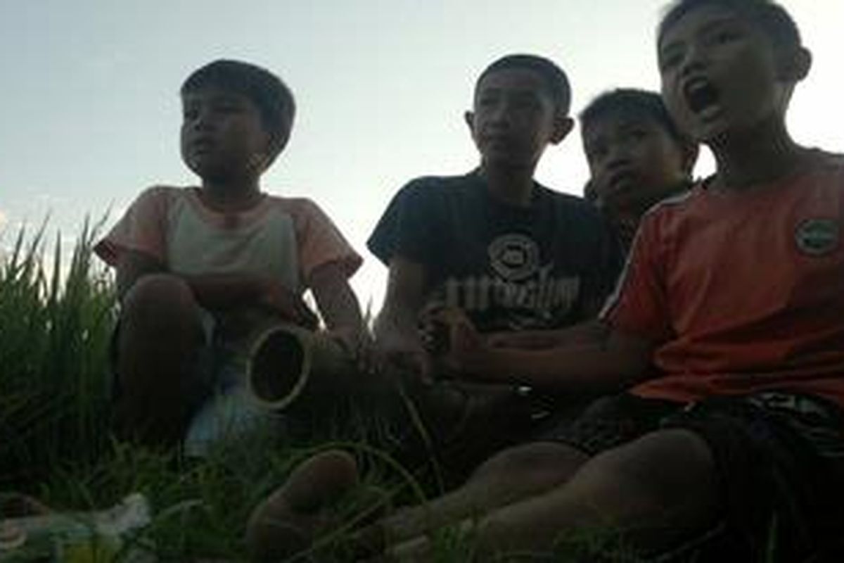 Sejumlah anak-anak di Kabupaten Bulukumba, Sulawesi Selatan tengah asyik bermain meriam bambu.