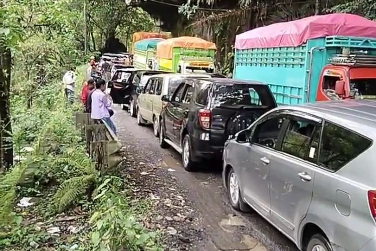 Kemacetan di Jalan Poros Maros-Bone, tepatnya di Kappang, Kecamatan Camba, Kabupaten Maros, Sulawesi Selatan (Sulsel).