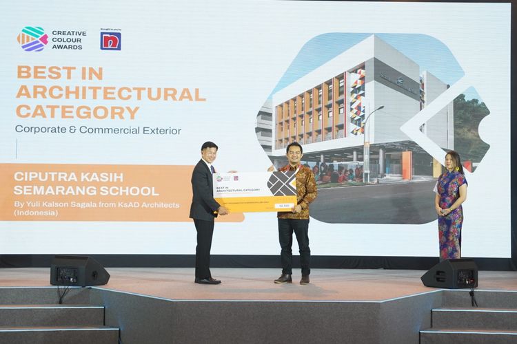 Melalui rancangan proyek Ciputra Kasih Semarang School di Jawa Tengah, Yuli Kalson Sagala dari KsAD Architects menjadi pemenang kompetisi desain internasional Creative Colour Awards (CCA) di Vietnam, Jumat (14/7/2023).
