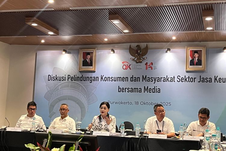 (tengah) Kepala Eksekutif Pengawasan Perilaku Usaha Jasa Keuangan, Edukasi, dan Perlindungan Konsumen OJK, Friderica Widyasari Dewi dalam diskusi dengan media di Purwokerto, Jawa Tengah, Sabtu (18/2025). 
