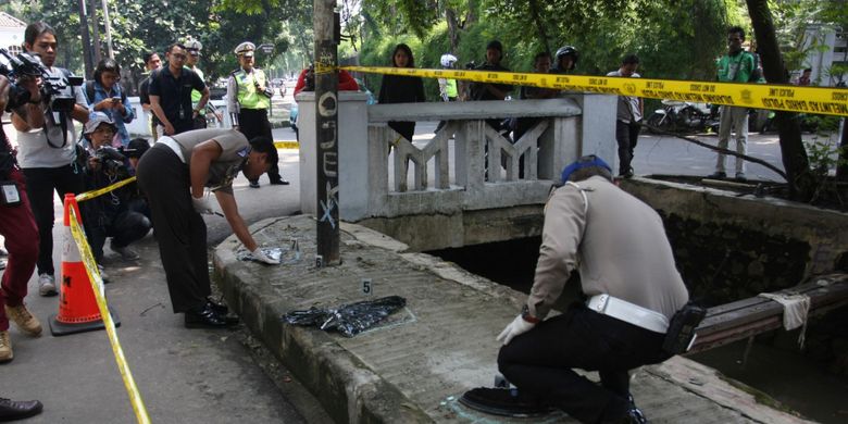 Sejumlah Polisi Lalu lintas Polda Metro Jaya melakukan olah Tempat Kejadian Perkara (TKP) kecelakaan mobil yang ditumpangi Ketua DPR Setia Novanto, di Kawasan Jalan Permata Hijau, Jakarta, Jumat (17/11/2017). Mobil yang ditumpangi Setya Novanto menabrak tiang listrik pada Kamis (16/11/2017).