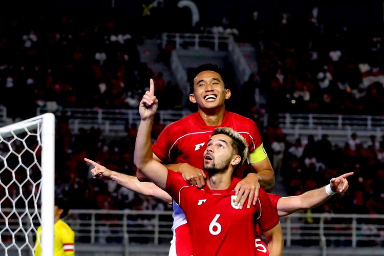 Pemain timnas indonesia Sandy Walsh dan Rizky Ridho selebrasi usai menjebol gawang Taiwan saat laga FIFA Matchday yang berakhir dengan skor 6-0 yang berlangsung di Stadion Gelora Bung Tomo Surabaya, Jawa Timur, Jumat (5/9/2025) malam. Pada Kamis (13/11/2025), FIFA umumkan nominasi Puskas Award 2025. Rizky Ridho masuk daftar. Cek pesaingnya dan cara vote gol terbaik pria tahun ini.