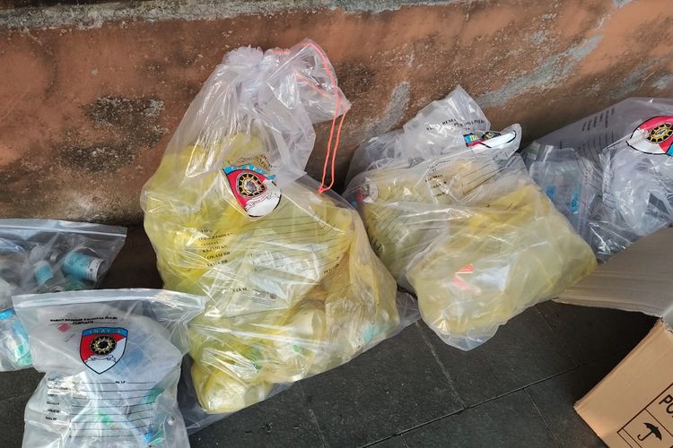 Limbah Medis Dibuang di Pinggir Jalan Jembrana, Polisi Temukan 81 Botol Obat dan 103 Infus