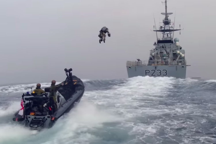 Tangkapan layar video saat Angkatan Laut Inggris terbang dengan pakaian jet