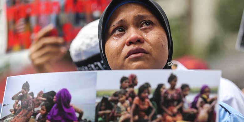 Puluhan orang berunjuk rasa di depan Kedutaan Besar (Kedubes) Myanmar di Jalan Agus Salim, Menteng, Jakarta Pusat, Sabtu (2/9/2017). Massa mengecam tindakan kekerasan terhadap umat Islam Rohingya dan menyerukan agar duta besar Myanmar diusir dari Indonesia.