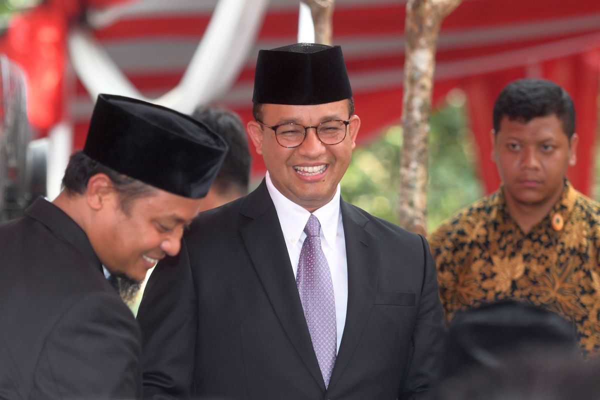 Gubernur DKI Jakarta Anies Baswedan (tengah) menghadiri pemakaman almarhum Presiden ke-3 Republik Indonesia BJ Habibie di Taman Makam Pahlawan Nasional Utama (TMP) Kalibata, Jakarta, Kamis (12/9/2019).