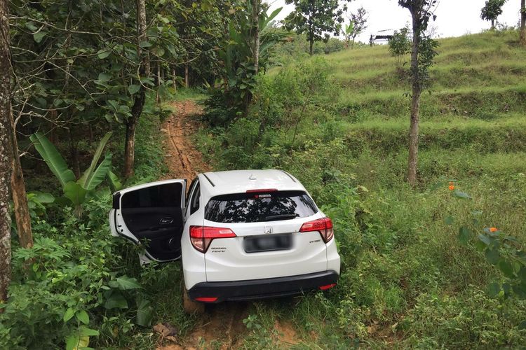 Mobil HRV putih bernopol H 8630 TL yang dikemudikan seorang polisi nyasar masuk jauh ke kawasan hutan Desa Wukirsari, Kecamatan Tambakromo, Kabupaten Pati, Jawa Tengah baru baru ini