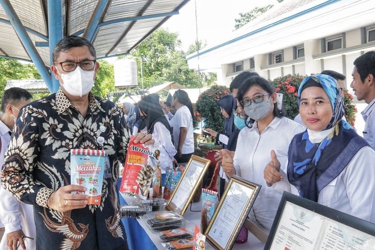 Kepala BRSDM I Nyoman Radiarta mengunjungi pameran 136 produk olahan dari Kelompok Binaan Penyuluh Perikanan Satminkal BRPBAPPP Maros. 