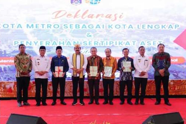 Bertepatan dengan momen deklarasi Kota Metro sebagai Kota Lengkap, Menteri Agraria dan Tata Ruang/Kepala Badan Pertanahan Nasional (ATR/BPN), Hadi Tjahjanto juga menyerahkan sejumlah sertipikat aset Barang Milik Daerah (BMD), Badan Usaha Milik Negara (BUMN), tanah wakaf, dan rumah ibadah. Penyerahan sebanyak 305 sertipikat ini berlangsung di Wisma Haji Al-Khairiyah, Kota Metro, Provinsi Lampung, pada Kamis (26/10/2023).