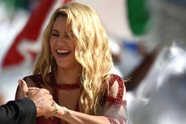 Penyanyi asal Kolombia, Shakira, tampil pada penutupan Piala Dunia, di Estadio do Maracana, Rio De Janeiro, Minggu (13/7/2014).