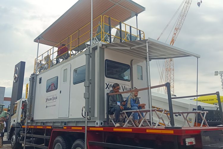 Kontainer portabel buatan Delima Mandiri yang diangkut Mercedes-Benz Axor 2528