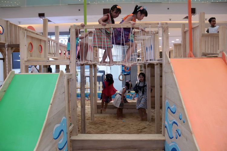 Suasana Funtasea Kids Adventure, wahana permainan pasir terbesar dengan sensasi pantai di tengah mall yang berlangsung sejak 14 Maret hingga 13 April 2025 di Grand City Surabaya.