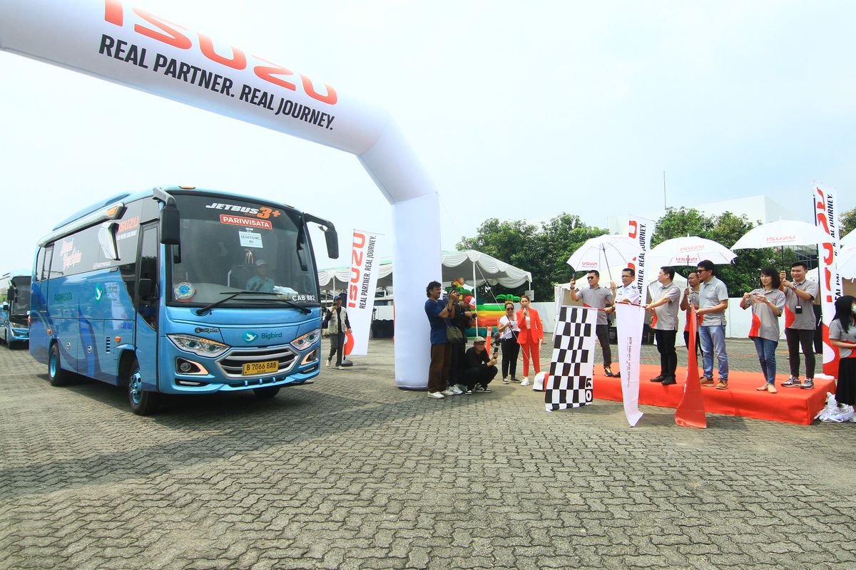 Isuzu memberangkatkan kurang lebih 50 keluarga untuk mudik gratis tahun ini. Acara pelepasan dilakukan di  Isuzu Training Center, Pondok Ungu, Bekasi, Jumat (5/4/2024).