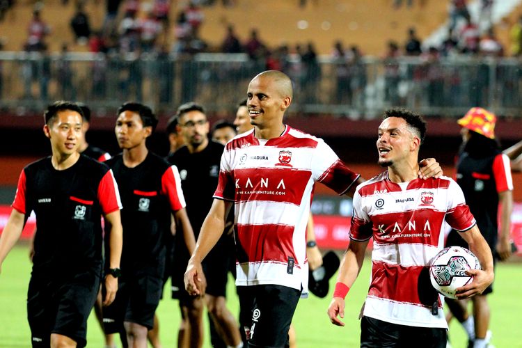 Pemain asing Madura United Lulinha dan Pedro seusai pertandingan pekan 1 Liga 1 2022-2023 melawan Barito Putera yang berakhir dengan skor 8-0 di Stadion Gelora Madura Ratu Pamelingan Pamekasan, Sabtu (23/7/2022) malam.