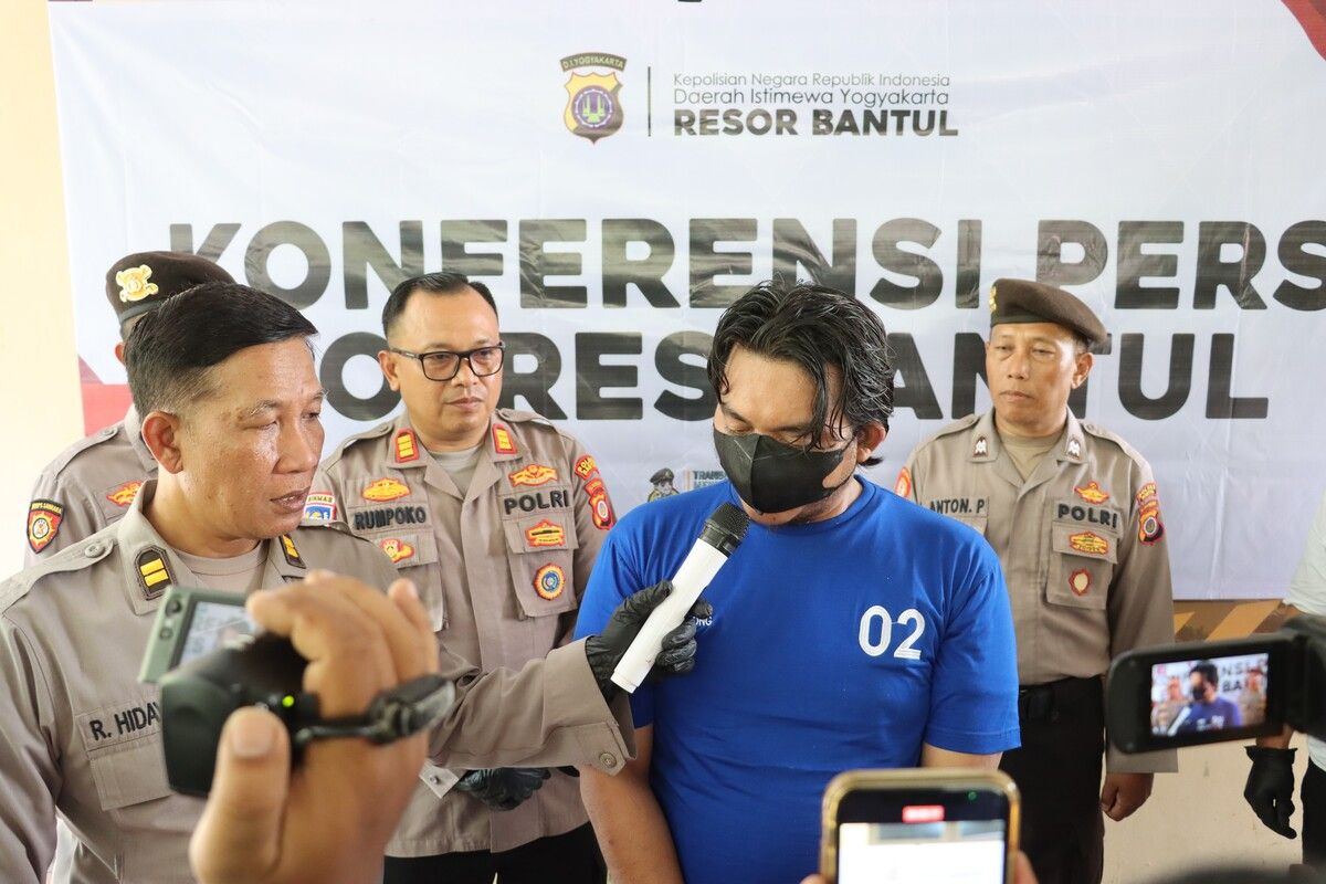 GTW seorang HRD yang menggelapkan gaji karyawan saat di Mapolsek Pundong, Bantul, Senin (20/10/2025)